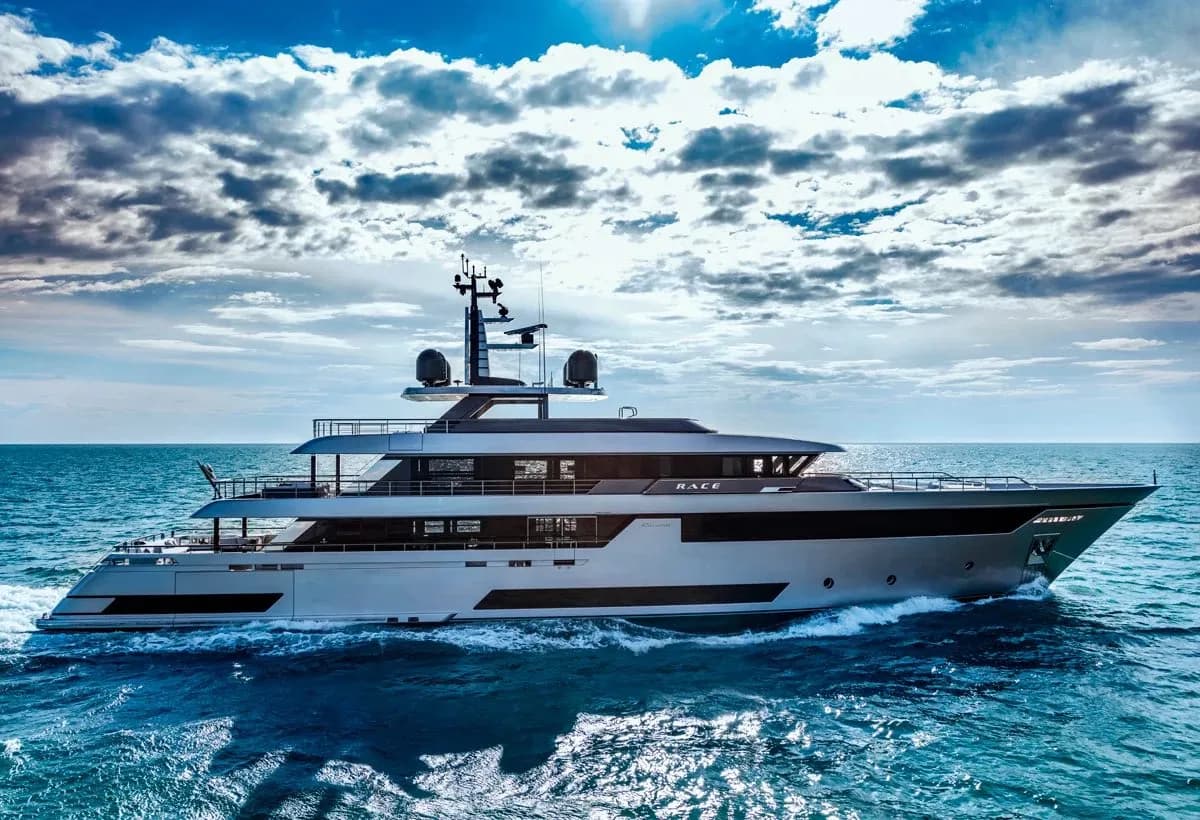 Imbarcazione in navigazione dopo il refitting degli impianti